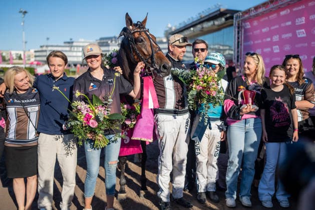 31 05 2026, award ceremony Allegiant 7 with Örjan Kihlström wins the Elitloppet 2026 Trabrennbahn Mariendorf Allegiant, Örjan Kihlström, Elitloppet 2026, victory, winner, award ceremony Copyright c Marius Schwarz, photographer,Mobil 0049 0 176 28 311 040, Web www traberpixx de, e mail info@traberpixx de,NO MODEL RELEASE if the photo is used for purposes other than journalism, please contact us for a fee Photo is subject to a fee