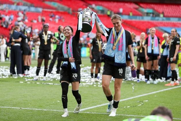 You Hasegawa and Vivianne Miedema of Manchester City celebrate by lifting the Adobe Women s FA Cup Brighton & Hove Albion v Manchester City, Football, Adobe Women s FA Cup Final, Wembley Stadium, London, UK, 31 05 26 EDITORIAL USE ONLY No use with unauthorised audio, video, data, fixture lists, club league logos or live services. Online in-match use limited to 120 images, no video emulation. No use in betting, games or single club league player publications. Copyright: xAnthonyxHanc Shutterstockx 16905576cb