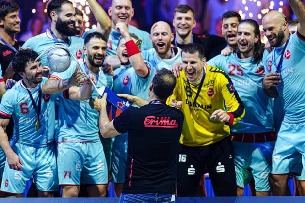 Roberto Garcia Parrondo MT Melsungen, Coach with EHF Cup GER, THW Kiel vs MT Melsungen, Handball, EHF European League, Final, Season 2025 2026, 31 05 2026 GER, THW Kiel vs MT Melsungen, Handball, EHF European League, Final, Season 2025 2026, 31 05 2026 Hamburg Copyright: xEibner-Pressefoto MarcelxvonxFehrnx EP_MFN