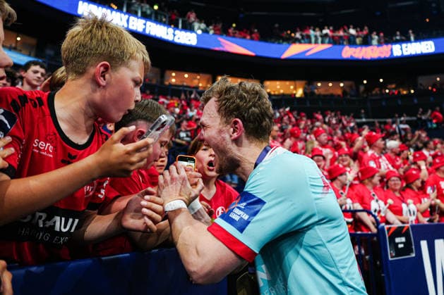 Timo Kastening MT Melsungen, 73 celebrates with the fans after the end of the match GER, THW Kiel vs MT Melsungen, Handball, EHF European League, Final, Season 2025 2026, 31 05 2026 GER, THW Kiel vs MT Melsungen, Handball, EHF European League, Final, Season 2025 2026, 31 05 2026 Hamburg Copyright: xEibner-Pressefoto MarcelxvonxFehrnx EP_MFN