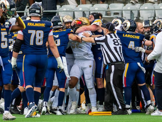 Nosa Uyimwen Berlin Thunder 92 in a headlock, Alpine Rams vs Berlin Thunder, American Football, AFLE, The League Eruope, Week 2, Season 2026, 31 05 2026, Alpine Rams vs Berlin Thunder, American Football, AFLE, The League Eruope, Week 2, Season 2026, 31 05 2026 Biel Copyright: xEibner-Pressefoto FlorianxSchustx EP_FSU