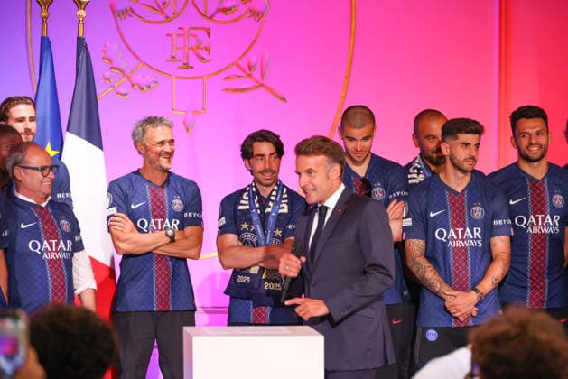 Luis Campos (Conseiller PSG) , Luis Enrique (Entraineur) , Rafel Pol Cabanellas (entraineur adjoint) , Emmanuel Macron (président de la République) Lucas Chevalier, Lucas Beraldo, Gonçalo Ramos - Emmanuel Macron, président de la République Française et et sa femme, Brigitte Macron reçoivent les joueurs du PSG à l Elysée après leur victoire en finale de la Ligue Des Champions 2026. Jack Tribeca Bestimage Emmanuel Macron, President of the French Republic, and his wife, Brigitte Macron, receive the PSG players at the Elysée Palace after their victory in the 2026 Champions League final. Paris France Copyright: xJackxTribecax xBestimagexJackxTribecax xBestimagex