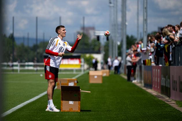 GER, Germany vs Finland, farewell event and training match, World Cup preparation 2026 01 06 2026, DFB Campus, Frankfurt am Main, GER, Germany vs Finland, farewell event and training match, World Cup preparation 2026, in the picture Nico Schlotterbeck Germany, 15 throws balls to the fans spectators, nordphotoxGmbHx xMemmler nph00005