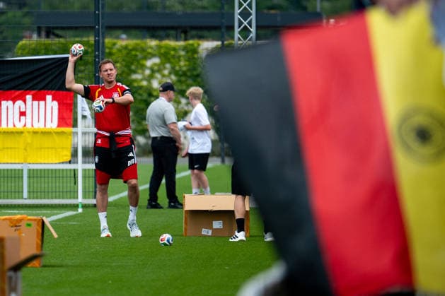 GER, Germany vs Finland, farewell event and training match, World Cup preparation 2026 01 06 2026, DFB Campus, Frankfurt am Main, GER, Germany vs Finland, farewell event and training match, World Cup preparation 2026, in the picture Julian Nagelsmann Germany, national coach throws balls to the fans spectators, nordphotoxGmbHx xMemmler nph00005