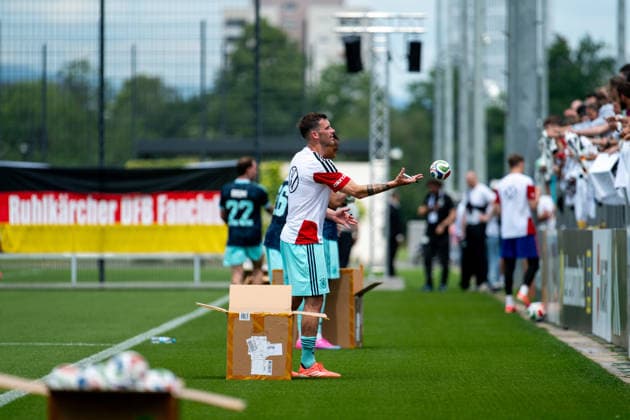 GER, Germany vs Finland, farewell event and training match, World Cup preparation 2026 01 06 2026, DFB Campus, Frankfurt am Main, GER, Germany vs Finland, farewell event and training match, World Cup preparation 2026, in the picture Pascal Groß Germany, 13 throws balls to the fans spectators, nordphotoxGmbHx xMemmler nph00005