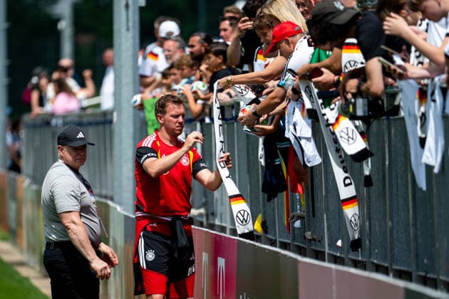 GER, Germany vs. Finland, farewell event and training match, World Cup preparation 2026 01 06 2026, DFB Campus, Frankfurt am Main, GER, Germany vs. Finland, farewell event and training match, World Cup preparation 2026, in the picture Julian Nagelsmann Germany, national coach signs autographs for the fans in the stands, nordphotoxGmbHx xMemmler nph00005