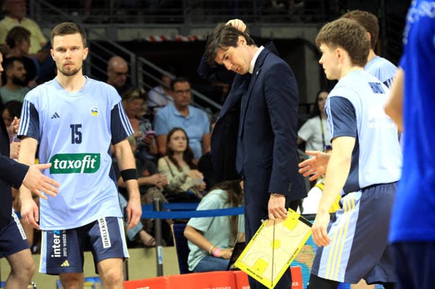 DEU, easyCredit BBL, ALBA vs BMA365 Bamberg Baskets, 01 06 2026, Uber Arena, Berlin, DEU, easyCredit BBL, ALBA vs BMA365 Bamberg Baskets, in the picture CHEFTRAINER Pedro Calles ALBA Berlin , ALBA player circle nordphotoxGmbHx xEngler nph00076
