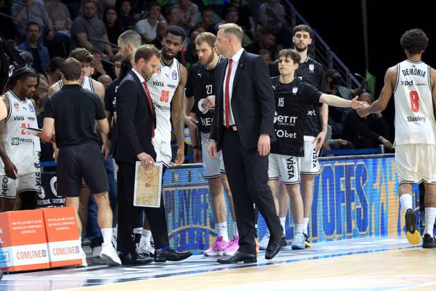 DEU, easyCredit BBL, ALBA vs BMA365 Bamberg Baskets, 01 06 2026, Uber Arena, Berlin, DEU, easyCredit BBL, ALBA vs BMA365 Bamberg Baskets, in the picture Head Coach Anton Gavel Bamberg , Bamberg players circle nordphotoxGmbHx xEngler nph00076