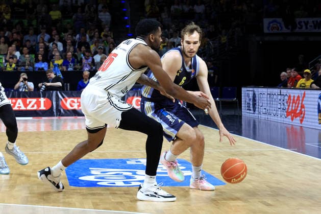 DEU, easyCredit BBL, ALBA vs BMA365 Bamberg Baskets, 01 06 2026, Uber Arena, Berlin, DEU, easyCredit BBL, ALBA vs BMA365 Bamberg Baskets, pictured MALTE DELOW ALBA Berlin 6 , Ejifor Onu Bamberg 35 nordphotoxGmbHx xEngler nph00076