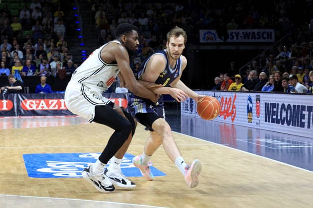 DEU, easyCredit BBL, ALBA vs BMA365 Bamberg Baskets, 01 06 2026, Uber Arena, Berlin, DEU, easyCredit BBL, ALBA vs BMA365 Bamberg Baskets, pictured MALTE DELOW ALBA Berlin 6 , Ejifor Onu Bamberg 35 nordphotoxGmbHx xEngler nph00076