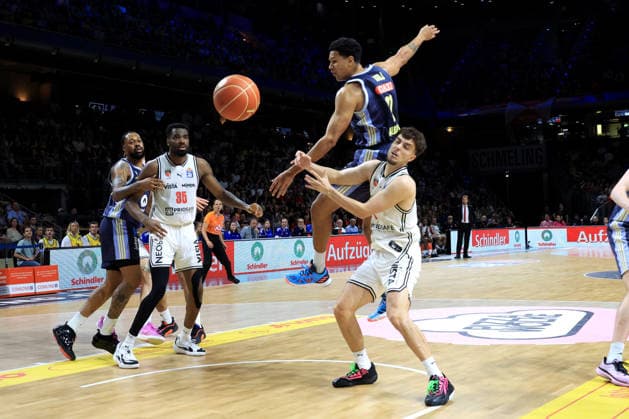 DEU, easyCredit BBL, ALBA vs BMA365 Bamberg Baskets, 01 06 2026, Uber Arena, Berlin, DEU, easyCredit BBL, ALBA vs BMA365 Bamberg Baskets, in the picture Michael Rataj ALBA Berlin 21 , Zachary Ensminger Bamberg 1 nordphotoxGmbHx xEngler nph00076