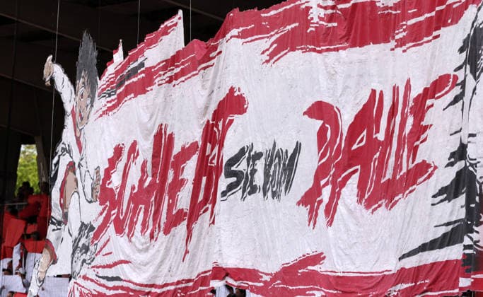 Würzburg, 01 06 2026, Stadion am Dallenberg, Fußball, Aufstiegspiele zur 3 Liga, Rückspiel , FWK Würzburger Kickers vs 1 FC Lok Leipzig , In the picture fans of Würzburg with banner SCHIESS SIE VOM DALLE , Nur für journalistische Zwecke Only for editorial use , Mit den abgebildten Person en gibt es kein Model Release Einverständniserklärung PICTURE POINT assumes no liability for infringement of personal rights , Picture Point