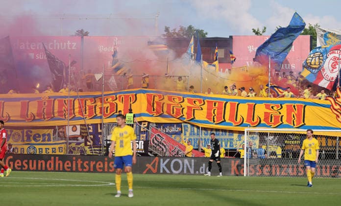 Würzburg, 01 06 2026, Stadion am Dallenberg, Fußball, Aufstiegspiele zur 3 Liga, Rückspiel , FWK Würzburger Kickers vs 1 FC Lok Leipzig , Im Bild Fans von Lok Leipzig zünden Bengalos , Nur für journalistische Zwecke Only for editorial use , Mit den abgebildten Person en gibt es kein Model Release Einverständniserklärung PICTURE POINT assumes no liability for infringement of personal rights , Picture Point