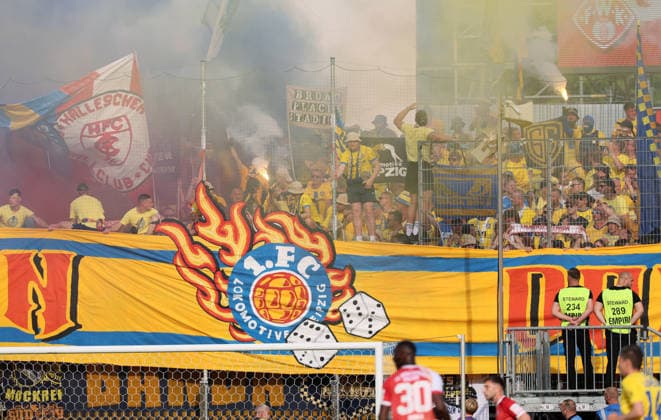 Würzburg, 01 06 2026, Stadion am Dallenberg, Fußball, Aufstiegspiele zur 3 Liga, Rückspiel , FWK Würzburger Kickers vs 1 FC Lok Leipzig , Im Bild Fans von Lok Leipzig zünden Bengalos , Nur für journalistische Zwecke Only for editorial use , Mit den abgebildten Person en gibt es kein Model Release Einverständniserklärung PICTURE POINT assumes no liability for infringement of personal rights , Picture Point