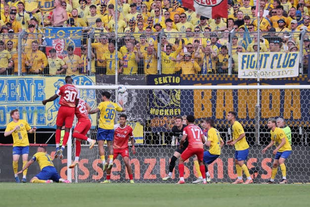 Würzburg, 01 06 2026, Stadion am Dallenberg, Fußball, Aufstiegspiele zur 3 Liga, Rückspiel , FWK Würzburger Kickers vs 1 FC Lok Leipzig , Torchance von Tarsis Bonga 2 v l , 30, Würzburg , Nur zur redaktionellen Nutzung Only editorial use NOFV DFB regulations prohibit any use of photographs as image sequences and or quasi video , Picture Point
