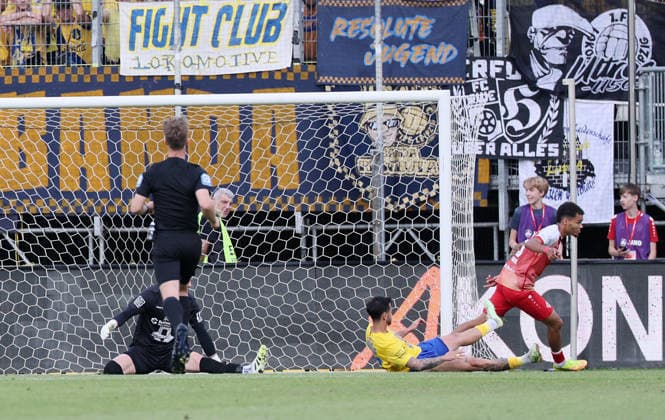 Würzburg, 01 06 2026, Stadion am Dallenberg, Fußball, Aufstiegspiele zur 3 Liga, Rückspiel , FWK Würzburger Kickers vs 1 FC Lok Leipzig , Tor für Würzburg zum 1 0 Im Bild Torschütze Jermain Nischalke re , 9, Würzburg hat sich gegen Torwart Andreas Naumann 1, Lok und Filip Kusic 36, Lok durchgesetzt , Nur zur redaktionellen Nutzung Only editorial use NOFV DFB regulations prohibit any use of photographs as image sequences and or quasi video , Picture Point