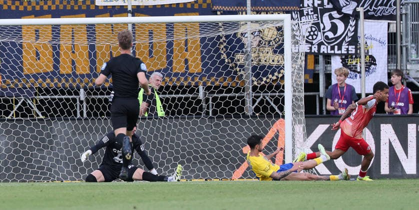 Würzburg, 01 06 2026, Stadion am Dallenberg, Fußball, Aufstiegspiele zur 3 Liga, Rückspiel , FWK Würzburger Kickers vs 1 FC Lok Leipzig , Tor für Würzburg zum 1 0 Im Bild Torschütze Jermain Nischalke re , 9, Würzburg hat sich gegen Torwart Andreas Naumann 1, Lok und Filip Kusic 36, Lok durchgesetzt , Nur zur redaktionellen Nutzung Only editorial use NOFV DFB regulations prohibit any use of photographs as image sequences and or quasi video , Picture Point