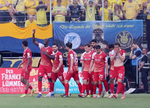 Würzburg, 01 06 2026, Stadion am Dallenberg, Fußball, Aufstiegspiele zur 3 Liga, Rückspiel , FWK Würzburger Kickers vs 1 FC Lok Leipzig , Tor für Würzburg zum 1 0 Im Bild Jubel um Torschütze Jermain Nischalke 9, Würzburg , Nur zur redaktionellen Nutzung Only editorial use NOFV DFB regulations prohibit any use of photographs as image sequences and or quasi video , Picture Point
