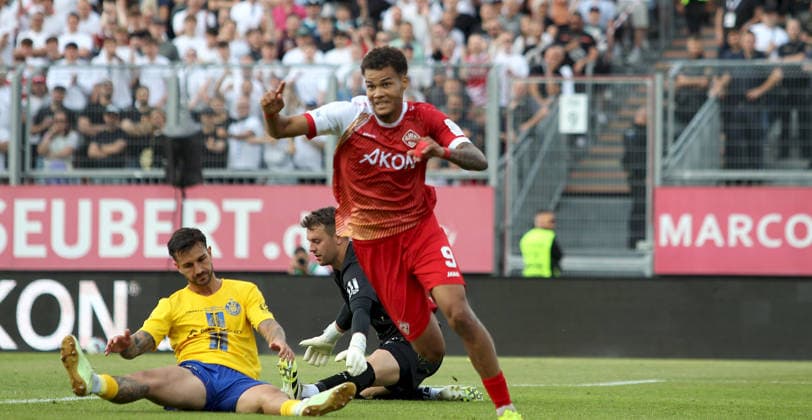 01 06 2026, xfsx, Herren, Fußball, Saison 2025 2026, Aufstiegsspiele zur 3 Liga, Play Offs FC Wuerzburger Kickers 1 FC Lokomtive Leipzig v li Filip Kusic 1 FC Lokomotive Leipzig , Andreas Naumann 1 FC Lokomotive Leipzig , Jermain Nischalke FC Wuerzburger Kickers mit Torjubel, celebrate the goal, goal celebration, Jubel über das Tor zum 1 0 Wuerzburg tectake ARENA Bayern Deutschland