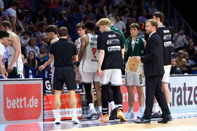 DEU, easyCredit BBL, ALBA vs BMA365 Bamberg Baskets, 01 06 2026, Uber Arena, Berlin, DEU, easyCredit BBL, ALBA vs BMA365 Bamberg Baskets, in the picture Head Coach Anton Gavel Bamberg , Bamberg players circle nordphotoxGmbHx xEngler nph00076