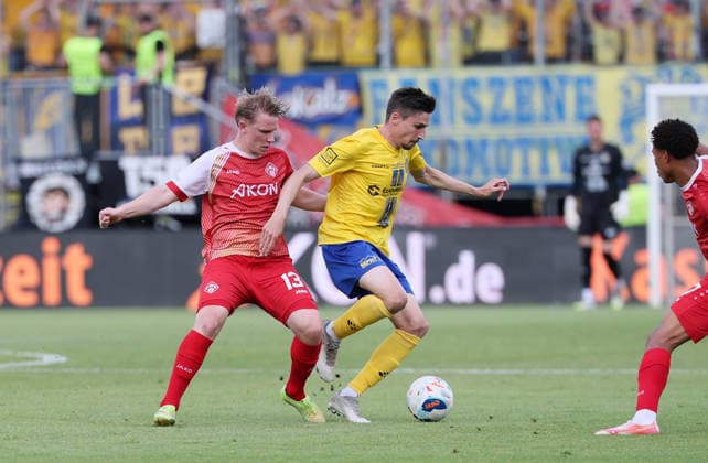 Würzburg, 01 06 2026, Stadion am Dallenberg, Fußball, Aufstiegspiele zur 3 Liga, Rückspiel , FWK Würzburger Kickers vs 1 FC Lok Leipzig , Im Bild von links Philipp Ochs 13, Würzburg und Alexander Siebeck 14, Lok , Nur zur redaktionellen Nutzung Only editorial use NOFV DFB regulations prohibit any use of photographs as image sequences and or quasi video , Picture Point