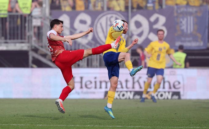 Würzburg, 01 06 2026, Stadion am Dallenberg, Fußball, Aufstiegspiele zur 3 Liga, Rückspiel , FWK Würzburger Kickers vs 1 FC Lok Leipzig , Im Bild von links Tim Kraus 31, Würzburg und Dorian Cevis 22, Lok , Nur zur redaktionellen Nutzung Only editorial use NOFV DFB regulations prohibit any use of photographs as image sequences and or quasi video , Picture Point