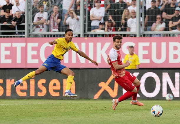 Würzburg, 01 06 2026, Stadion am Dallenberg, Fußball, Aufstiegspiele zur 3 Liga, Rückspiel , FWK Würzburger Kickers vs 1 FC Lok Leipzig , In the picture from left Ayodele Adetula 11, Lok and Daniel Hägele Haegele 22, Würzburg , Nur zur redaktionellen Nutzung Only editorial use NOFV DFB regulations prohibit any use of photographs as image sequences and or quasi video , Picture Point