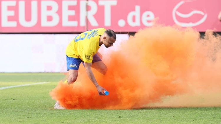 Würzburg, 01 06 2026, Stadion am Dallenberg, Fußball, Aufstiegspiele zur 3 Liga, Rückspiel , FWK Würzburger Kickers vs 1 FC Lok Leipzig , Im Bild Djamal Ziane 13, Lok entfernt einen auf das Feld geworften Rauchopf , Nur zur redaktionellen Nutzung Only editorial use NOFV DFB regulations prohibit any use of photographs as image sequences and or quasi video , Picture Point