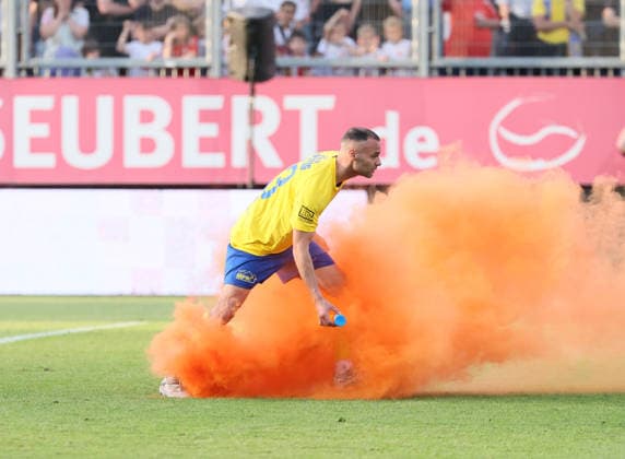 Würzburg, 01 06 2026, Stadion am Dallenberg, Fußball, Aufstiegspiele zur 3 Liga, Rückspiel , FWK Würzburger Kickers vs 1 FC Lok Leipzig , Im Bild Djamal Ziane 13, Lok entfernt einen auf das Feld geworften Rauchopf , Nur zur redaktionellen Nutzung Only editorial use NOFV DFB regulations prohibit any use of photographs as image sequences and or quasi video , Picture Point