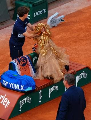 A ballboy takes Naomi Osaka s dress off Philippe Chatrier Court French Open Tennis, Day Nine, Tennis, Roland Garros, Paris, France - 01 Jun 2026Paris Roland Garros France EDITORIAL USE ONLY No use with unauthorised audio, video, data, fixture lists, club league logos or live services. Online in-match use limited to 120 images, no video emulation. No use in betting, games or single club league player publications. Copyright: xJavierxGarcia Shutterstockx 16898326cb