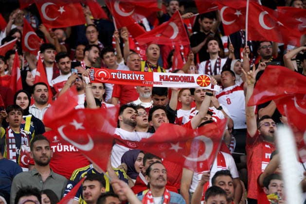 June 1, 2026, Kadikoy, Istanbul, Turkey: Turkish national team, Nationalteam fans chant slogans and wave Turkish flags ahead of the Turkey-North Macedonia match, to be played at Fenerbahce Sukru Saracoglu Stadium in Istanbul on June 1, 2026, as part of the preparations for the 2026 FIFA World Cup, WM, Weltmeisterschaft, Fussball Kadikoy Turkey - ZUMAu194 20260601_zip_u194_010 Copyright: xTolgaxUluturkx