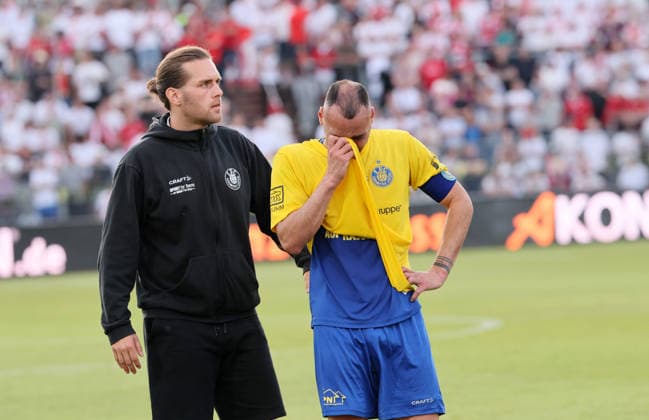 Würzburg, 01 06 2026, Stadion am Dallenberg, Fußball, Aufstiegspiele zur 3 Liga, Rückspiel , Würzburger Kickers vs 1 FC Lok Leipzig 2 1 , Enttäuschung Lok Leipzig hat wieder den Aufstieg in Liga 3 verpasst , Im Bild Co Trainer Nico Wegmann Lok und Kapitän Djamal Ziane 13, Lok , Nur zur redaktionellen Nutzung Only editorial use NOFV BFV DFB regulations prohibit any use of photographs as image sequences and or quasi video , Picture Point