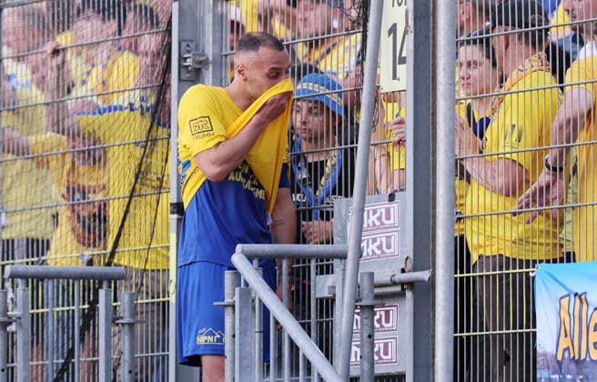 Würzburg, 01 06 2026, Stadion am Dallenberg, Fußball, Aufstiegspiele zur 3 Liga, Rückspiel , Würzburger Kickers vs 1 FC Lok Leipzig 2 1 , Enttäuschung Lok Leipzig hat wieder den Aufstieg in Liga 3 verpasst , Im Bild Djamal Ziane 13, Lok , Fans , Nur zur redaktionellen Nutzung Only editorial use There is no model release declaration of consent with the persons depicted PICTURE POINT assumes no liability for infringement of personal rights , Picture Point