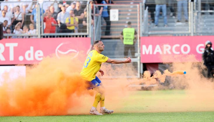 Würzburg, 01 06 2026, Stadion am Dallenberg, Fußball, Aufstiegspiele zur 3 Liga, Rückspiel , Würzburger Kickers vs 1 FC Lok Leipzig 2 1 , Im Bild Djamal Ziane 13, Lok entfernt einen auf das Feld geworften Rauchopf , Nur zur redaktionellen Nutzung Only editorial use NOFV BFV DFB regulations prohibit any use of photographs as image sequences and or quasi video , Picture Point