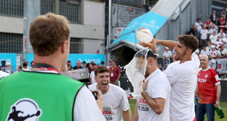 01 06 2026, xfsx, men, football, season 2025 2026, promotion games to the 3 league, play offs FC Wuerzburger Kickers 1 FC Lokomtive Leipzig v li Johann Hipper FC Wuerzburger Kickers laughs, laughing, smiling, joy, Dominik Meisel FC Wuerzburger Kickers gets a beer shower from Marius Uhl FC Wuerzburger Kickers Wuerzburg tectake ARENA Bayern Germany
