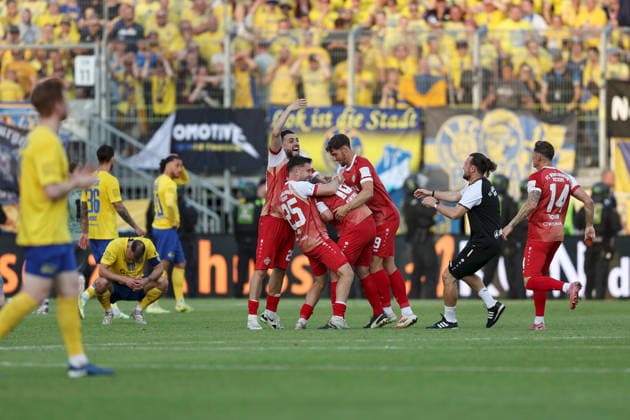 01 06 2026, Men, Soccer, Season 2025 2026, Relegation to 3 League FC Wuerzburger Kickers 1 FC Lokomotive Leipzig Würzburg celebrates promotion, Dion Berisha 29, FC Würzburger Kickers , Dominik Meisel 25, FC Würzburger Kickers , Peter Kurzweg 16, FC Würzburger Kickers , Marius Uhl 19, FC Würzburger Kickers , Philipp Inzenhofer Physio, FC Würzburger Kickers , Martin Thomann 14, FC Würzburger Kickers Wuerzburg FLYERALARM Arena Bayern Germany