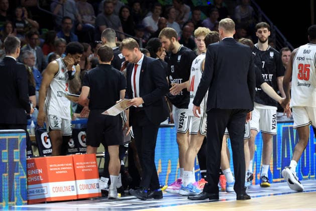 DEU, easyCredit BBL, ALBA vs BMA365 Bamberg Baskets, 01 06 2026, Uber Arena, Berlin, DEU, easyCredit BBL, ALBA vs BMA365 Bamberg Baskets, in the picture Head Coach Anton Gavel Bamberg , Bamberg players circle nordphotoxGmbHx xEngler nph00076