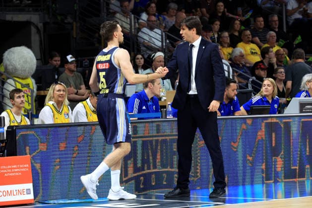 DEU, easyCredit BBL, ALBA vs BMA365 Bamberg Baskets, 01 06 2026, Uber Arena, Berlin, DEU, easyCredit BBL, ALBA vs BMA365 Bamberg Baskets, in the picture CHEFTRAINER Pedro Calles ALBA Berlin , Martin Hermannsson ALBA Berlin 15 nordphotoxGmbHx xEngler nph00076