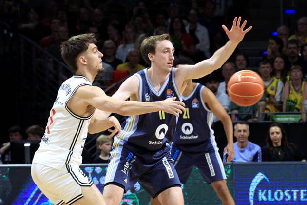 DEU, easyCredit BBL, ALBA vs BMA365 Bamberg Baskets, 01 06 2026, Uber Arena, Berlin, DEU, easyCredit BBL, ALBA vs BMA365 Bamberg Baskets, in the picture Moses Wood ALBA Berlin 11 , Zachary Ensminger Bamberg 1 nordphotoxGmbHx xEngler nph00076