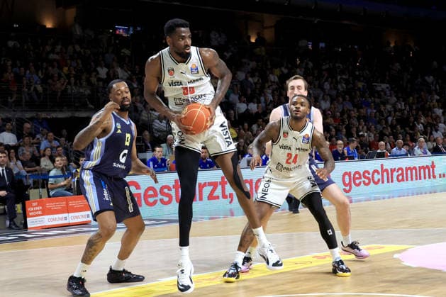 DEU, easyCredit BBL, ALBA vs BMA365 Bamberg Baskets, 01 06 2026, Uber Arena, Berlin, DEU, easyCredit BBL, ALBA vs BMA365 Bamberg Baskets, pictured J Wan Roberts ALBA Berlin 13 , Ejifor Onu Bamberg 35 , Cobe Williams Bamberg 24 nordphotoxGmbHx xEngler nph00076