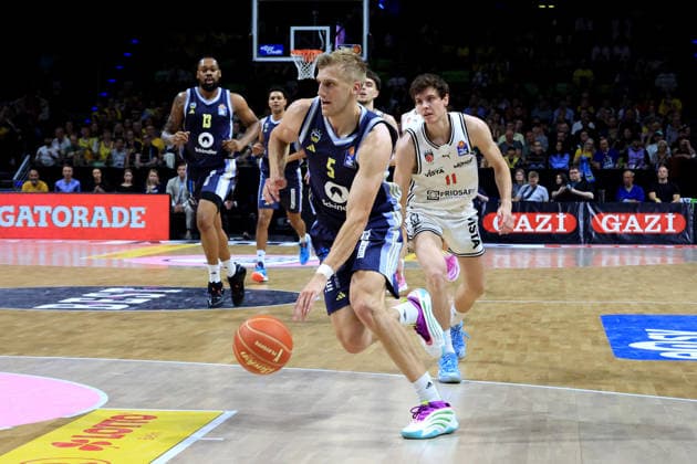DEU, easyCredit BBL, ALBA vs BMA365 Bamberg Baskets, 01 06 2026, Uber Arena, Berlin, DEU, easyCredit BBL, ALBA vs BMA365 Bamberg Baskets, pictured Sam Griesel ALBA Berlin 5 , Richard Balint Bamberg 11 nordphotoxGmbHx xEngler nph00076