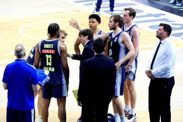 DEU, easyCredit BBL, ALBA vs BMA365 Bamberg Baskets, 01 06 2026, Uber Arena, Berlin, DEU, easyCredit BBL, ALBA vs BMA365 Bamberg Baskets, in the picture CHEFTRAINER Pedro Calles ALBA Berlin , assistant coach Sebastian Trzcionka ALBA Berlin , ALBA player circle nordphotoxGmbHx xEngler nph00076