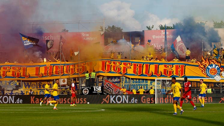 v l n r Pyro, pyrotechnics, smoke pots, Bengalos, fireworks, in the Leipzig block, in the second leg of the promotion match to the 3rd league between FC Würzburger Kickers and 1 FC Lok Leipzig at the AKON Arena am Dallenberg, Würzburg, Germany, on June 1, 2026 DFB DFL REGULATIONS PROHIBIT ANY USE OF PHOTOGRAPHS AS IMAGE SEQUENCES AND OR QUASI VIDEO, Copyright: HMBxMedia xHeikoxBecker