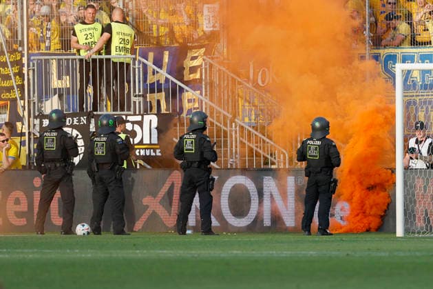 v l n r Pyro, pyrotechnics, smoke pots, Bengalos, fireworks, in Leipzig block in the second leg of the promotion match to the 3rd league between FC Würzburger Kickers and 1 FC Lok Leipzig at the AKON Arena am Dallenberg, Würzburg, Germany, on June 1, 2026 DFB DFL REGULATIONS PROHIBIT ANY USE OF PHOTOGRAPHS AS IMAGE SEQUENCES AND OR QUASI VIDEO, Copyright: HMBxMedia xHeikoxBecker