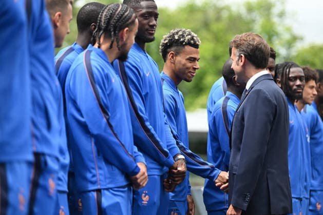 French President Emmanuel Macron Visits National Football Centre Ahead of 2026 FIFA World Cup, WM, Weltmeisterschaft, Fussball Bradley Barcola, Ibrahima Konaté, Désiré Doué and Emmanuel Macron French President Emmanuel Macron and First Lady Brigitte Macron visit the National Football Centre in Clairefontaine, near Paris, on June 2, 2026. Ahead of the 2026 FIFA World Cup, the President met players and coaching staff of the France men’s national football team to express his support. He also met members of the France women’s national team, Nationalteam as they prepared for upcoming FIFA Women’s World Cup 2027 qualifying matches. Photo by Jeanne Accorsini Pool ABACAPRESS.COM Clairefontaine France Copyright: xAccorsinixJeanne Pool ABACAx