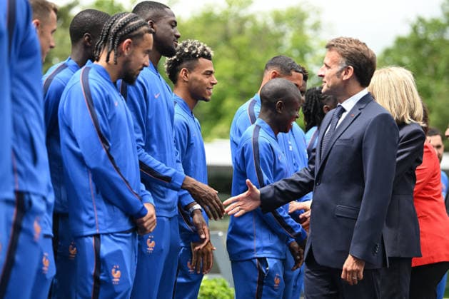 French President Emmanuel Macron Visits National Football Centre Ahead of 2026 FIFA World Cup, WM, Weltmeisterschaft, Fussball Bradley Barcola, Ibrahima Konaté, Désiré Doué and Emmanuel Macron French President Emmanuel Macron and First Lady Brigitte Macron visit the National Football Centre in Clairefontaine, near Paris, on June 2, 2026. Ahead of the 2026 FIFA World Cup, the President met players and coaching staff of the France men’s national football team to express his support. He also met members of the France women’s national team, Nationalteam as they prepared for upcoming FIFA Women’s World Cup 2027 qualifying matches. Photo by Jeanne Accorsini Pool ABACAPRESS.COM Clairefontaine France Copyright: xAccorsinixJeanne Pool ABACAx