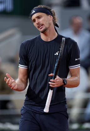 Alexander Zverev of Germany frustrated French Open Tennis, Day Ten, Tennis, Roland Garros, Paris, France - 02 Jun 2026Paris Roland Garros France EDITORIAL USE ONLY No use with unauthorised audio, video, data, fixture lists, club league logos or live services. Online in-match use limited to 120 images, no video emulation. No use in betting, games or single club league player publications. Copyright: xEllaxLing Shutterstockx 16906550ae