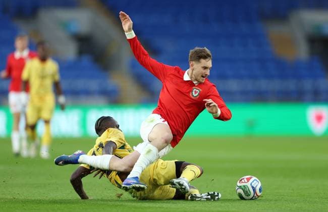 David Brooks of Wales is tackled by Kamaldeen Sulemana of Ghana Wales v Ghana, International Friendly, Länderspiel, Nationalmannschaft Football, Cardiff City Stadium, Cardiff, Wales, UK - 02 Jun 2026Cardiff Cardiff City Stadium United Kingdom EDITORIAL USE ONLY No use with unauthorised audio, video, data, fixture lists, club league logos or live services. Online in-match use limited to 120 images, no video emulation. No use in betting, games or single club league player publications. Copyright: xKieranxMcManus Shutterstockx 16906575ae
