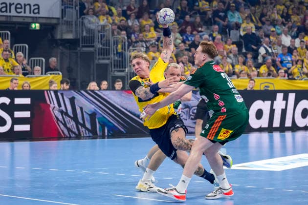 from left Edwin Aspenbäck RNL, 78 , Justus Fischer Die Recken, 54 , Lukas Stutzke Die Recken, 39 , duel, duel, tackle, tackling, dynamics, action, action, 03 06 2026, Mannheim Germany , Handball, Bundesliga, Rhein Neckar Löwen TSV Hannover Burgdorf xozx