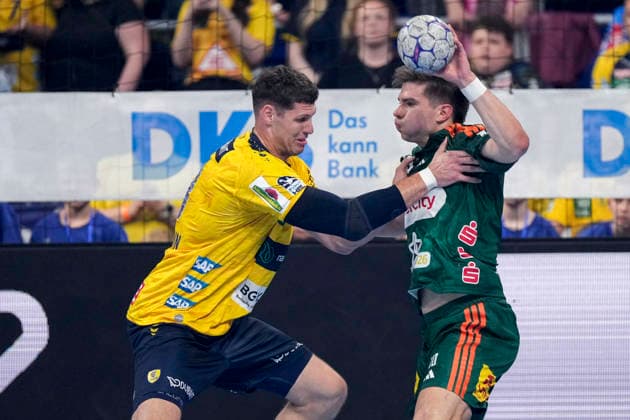 v li Sebastian Heymann RNL, 13 , Renars Uscins Die Recken, 10 , duel, duel, tackle, tackling, dynamics, action, action, 03 06 2026, Mannheim Germany , Handball, Bundesliga, Rhein Neckar Löwen TSV Hannover Burgdorf xozx
